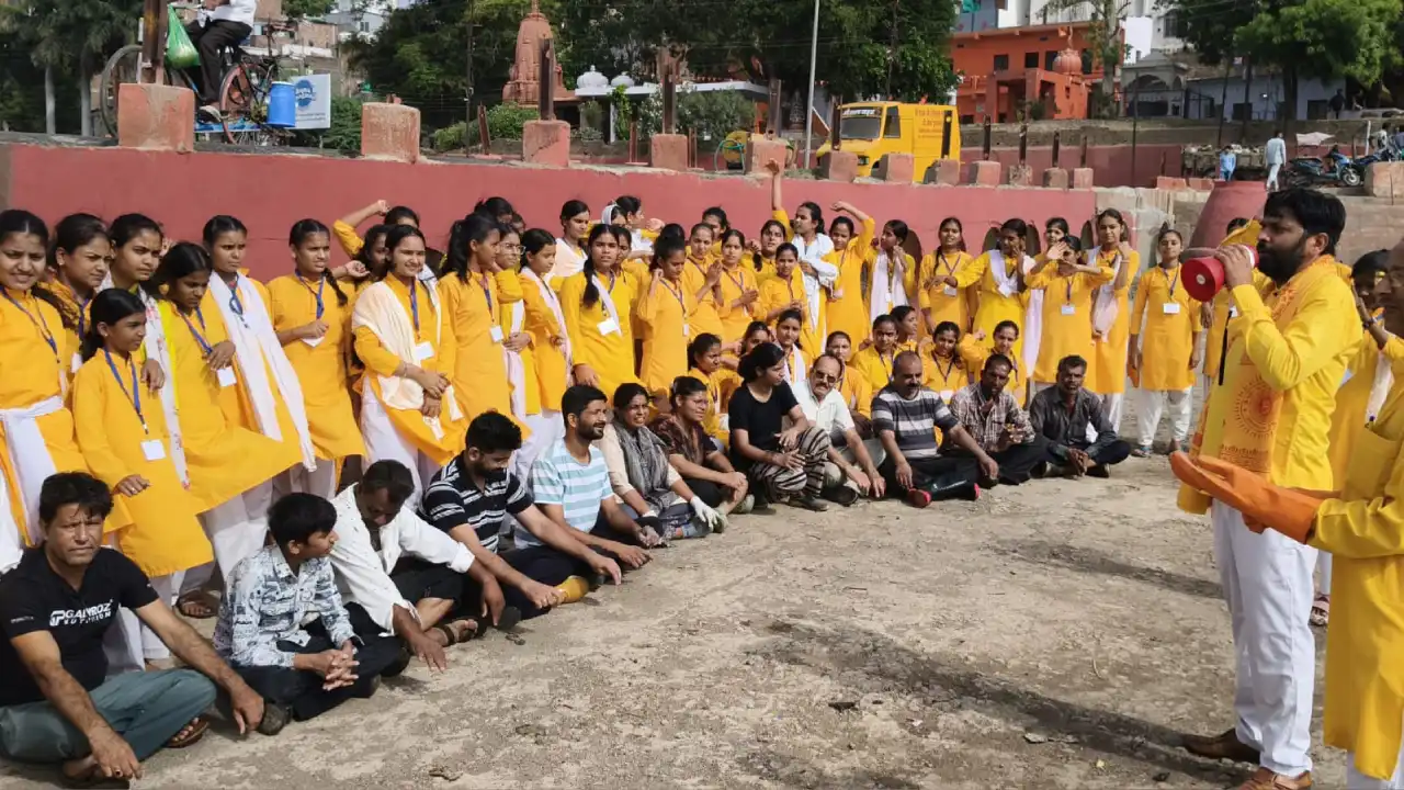 शिवना शुद्धिकरण अभियान के 129वें दिन निकली एक ट्रॉली गाद व कचरा, 101 बालिकाओं ने किया श्रमदान