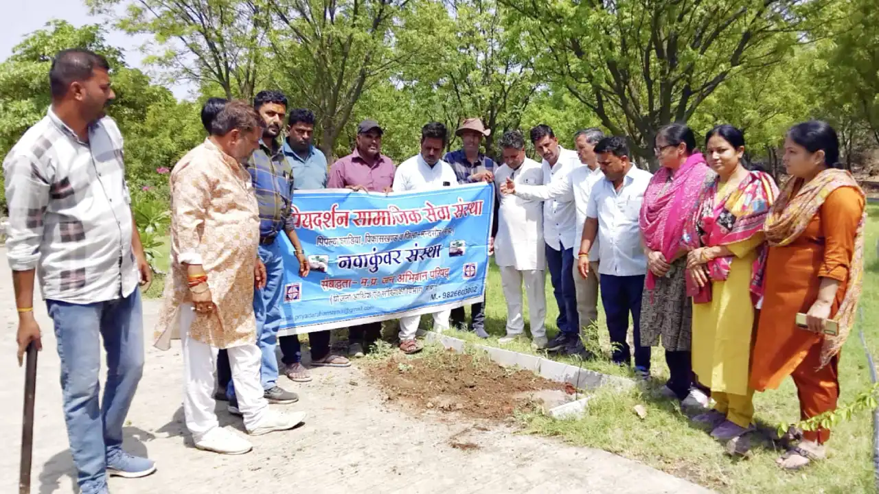 पर्यावरण दिवस पर एक पेड़ मां के नाम अभियान के तहत वृक्षारोपण एवं सीड बॉल निर्माण