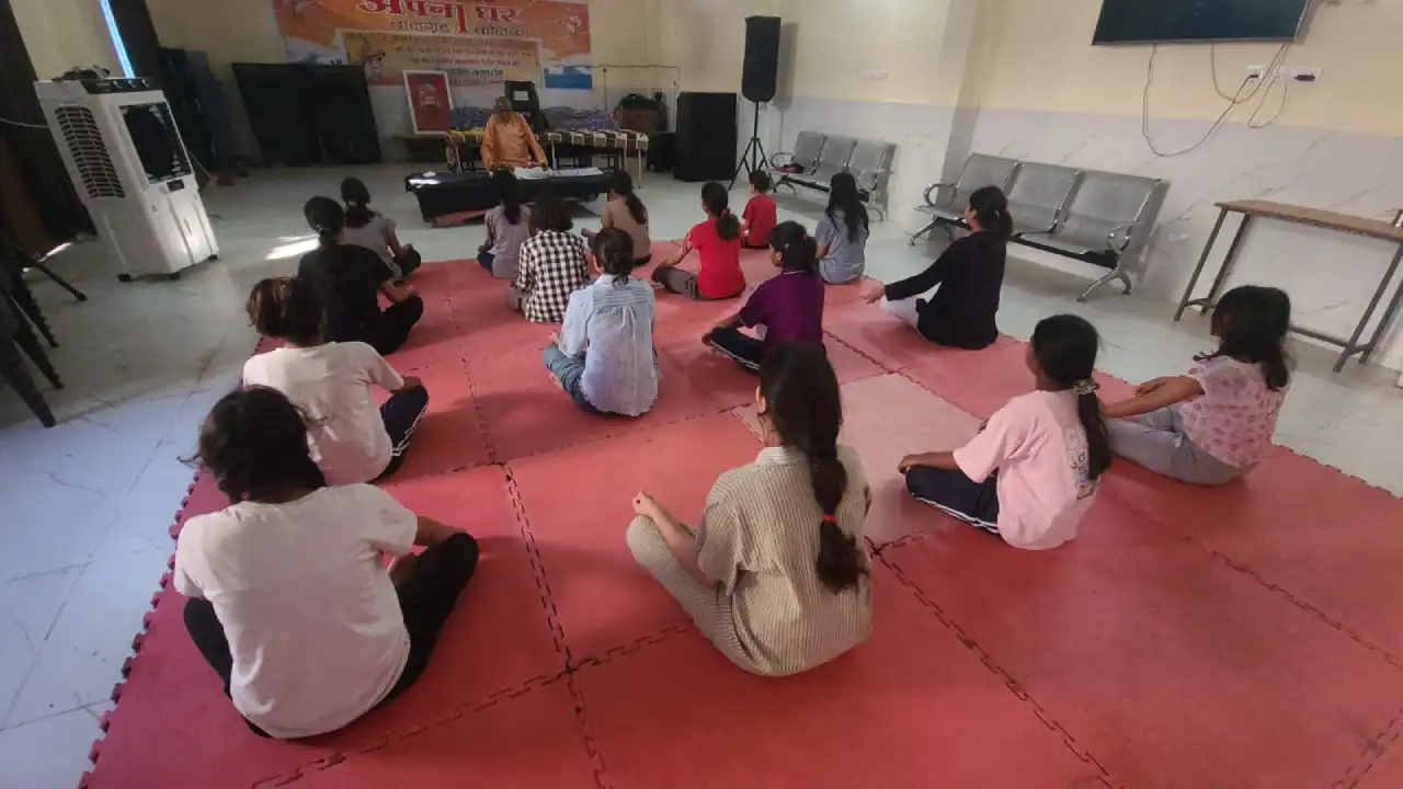 अपना घर की बालिकाएं अंतर्राष्ट्रीय योग दिवस का कर रही अभ्यास
