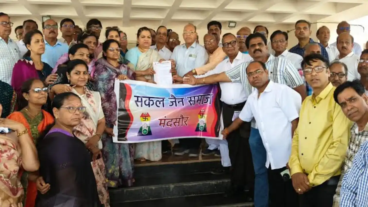 मेनका गांधी द्वारा जैन साधु-साध्वियों के पवित्र पिच्छिका  के संबंध में दिए गए बयान पर कार्रवाई  हेतु सकल जैन समाज ने सौंपा ज्ञापन