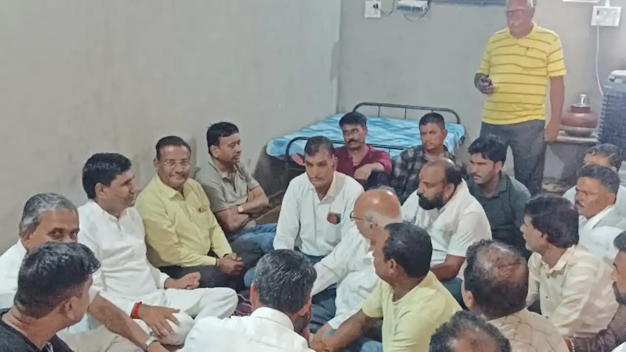 जिला कांग्रेस अध्यक्ष महेन्द्र सिंह गुर्जर पहुंचे नाहरगढ़, कांग्रेस कार्यकर्ताओं से की मुलाकात
