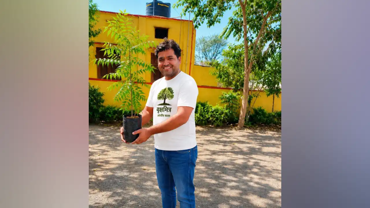 24 वर्षों से हरियाली का संकल्प निभा रहे 'वृक्षमित्र' आशीष व्यास, अब तक 40 हजार पौधे निःशुल्क वितरित व रोपित