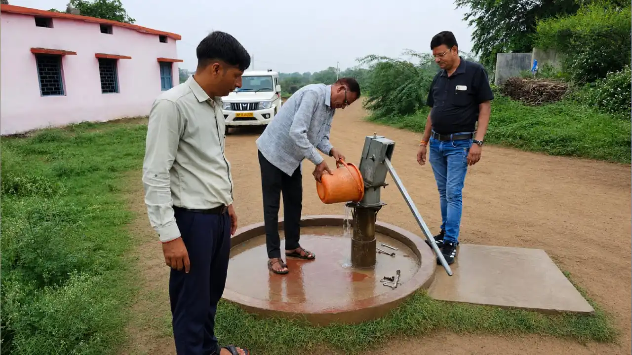 डायरिया रोको अभियान के तहत पीएचई विभाग द्वारा ग्राम अरनिया निजामुद्दीन व डिगांव मे सभी पेयजल स्रोतों का क्लोरीनेशन किया डायरिया रोको अभियान के तहत पीएचई विभाग द्वारा ग्राम अरनिया निजामुद्दीन व डिगांव मे सभी पेयजल स्रोतों का क्लोरीनेशन किया