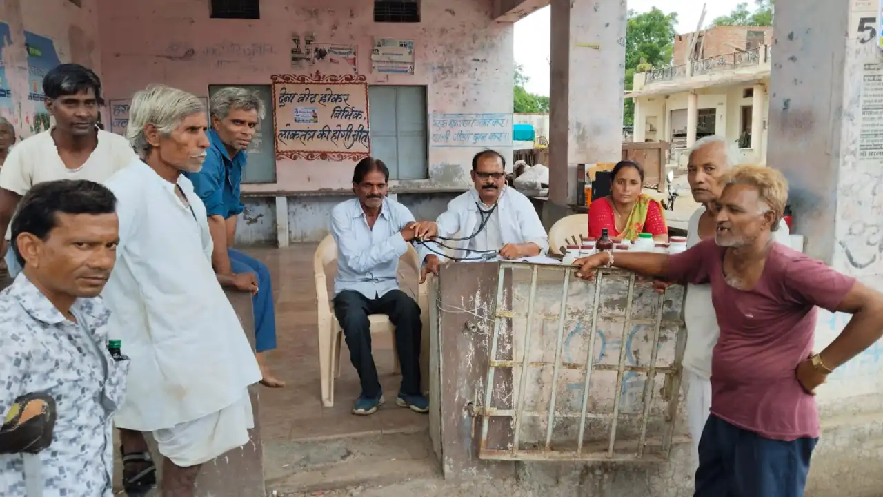 धनगांव में निःशुल्क आयुर्वेद चिकित्सा शिविर आयोजित, 53 मरीजों को मिला उपचार एवं परामर्श