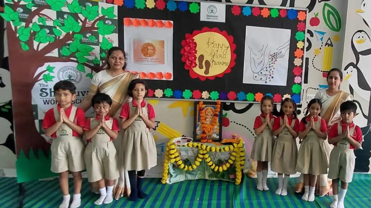 शिशुवन वर्ल्ड स्कूल में संस्कारों और परंपरा के साथ मना गुरू पूर्णिमा उत्सव शिशुवन वर्ल्ड स्कूल में संस्कारों और परंपरा के साथ मना गुरू पूर्णिमा उत्सव
