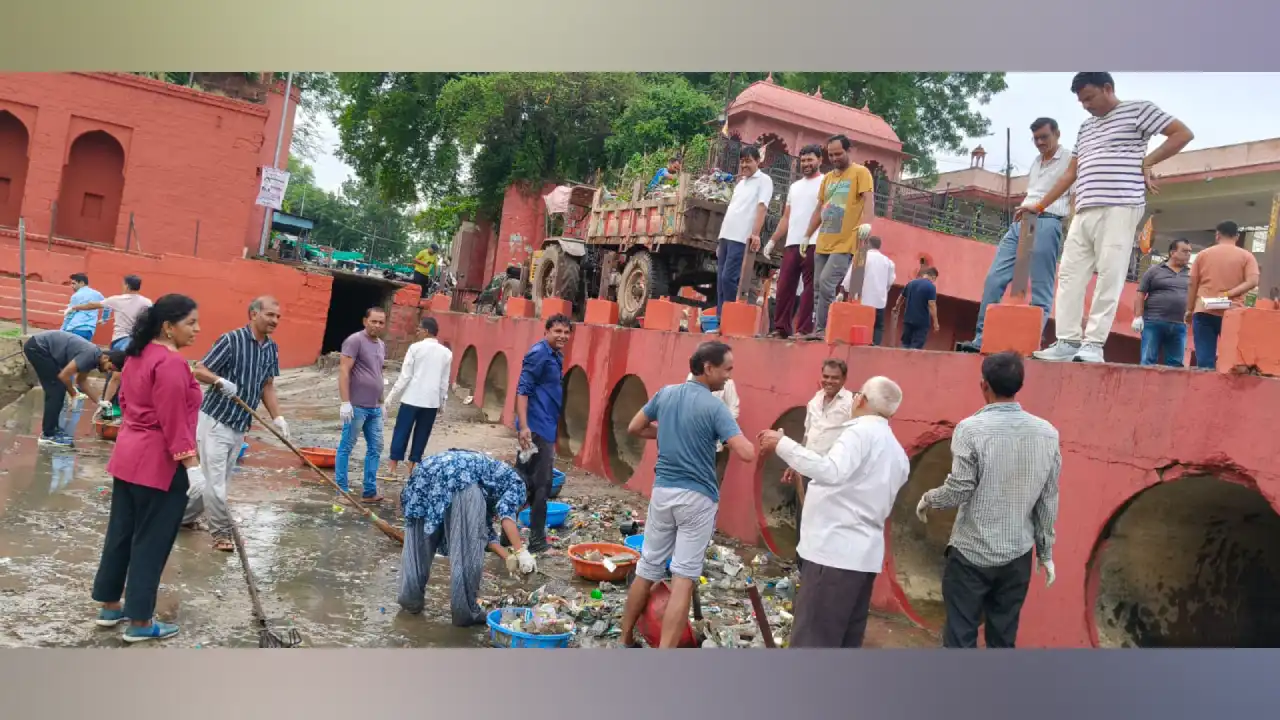 पौधरोपण से नदी तट की प्राकृतिक सुंदरता बढ़ने के साथ वातावरण भी होता है शुद्ध : विधायक विपिन जैन पौधरोपण से नदी तट की प्राकृतिक सुंदरता बढ़ने के साथ वातावरण भी होता है शुद्ध : विधायक विपिन जैन