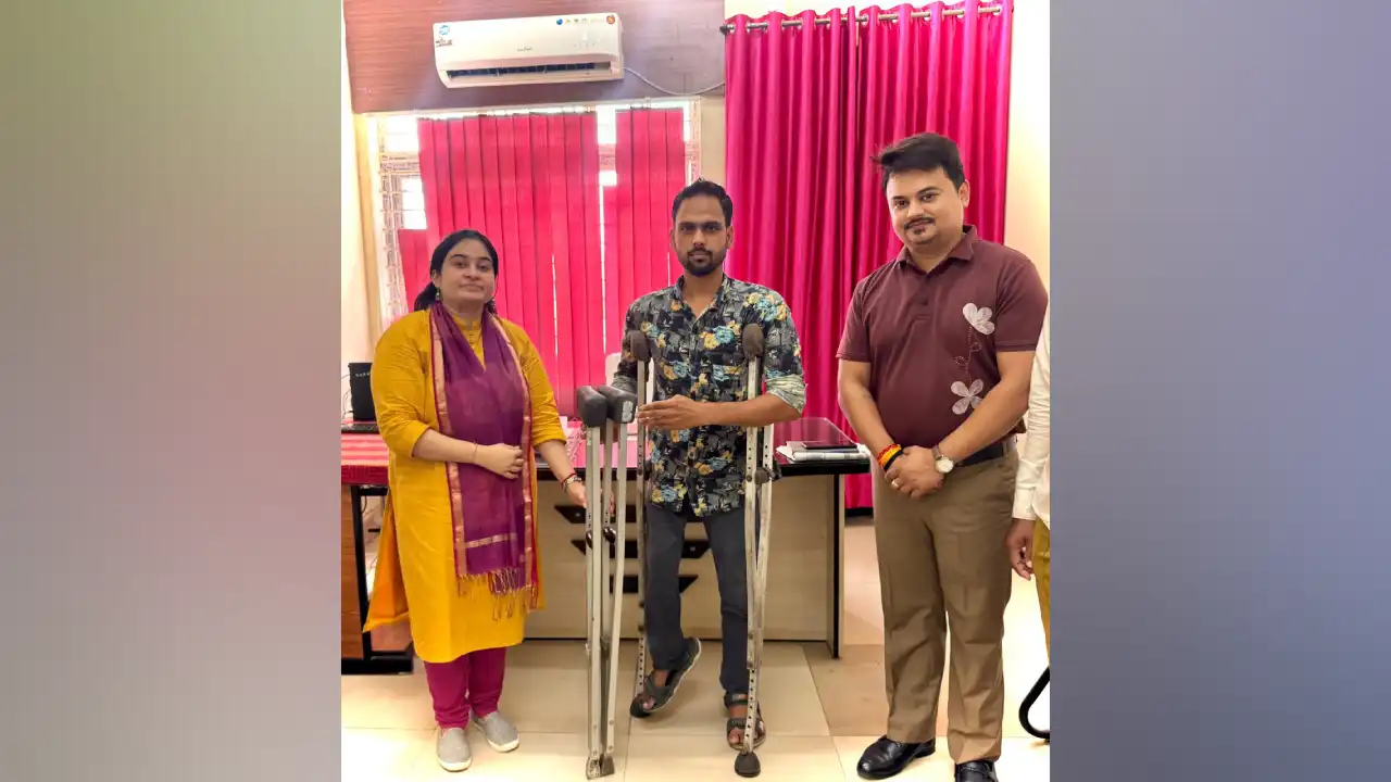 कलेक्टर श्रीमती गर्ग ने जनसुनवाई के दौरान दिव्यांग श्री शाहरुख हुसैन को तुरंत  बैसाखी प्रदान की 