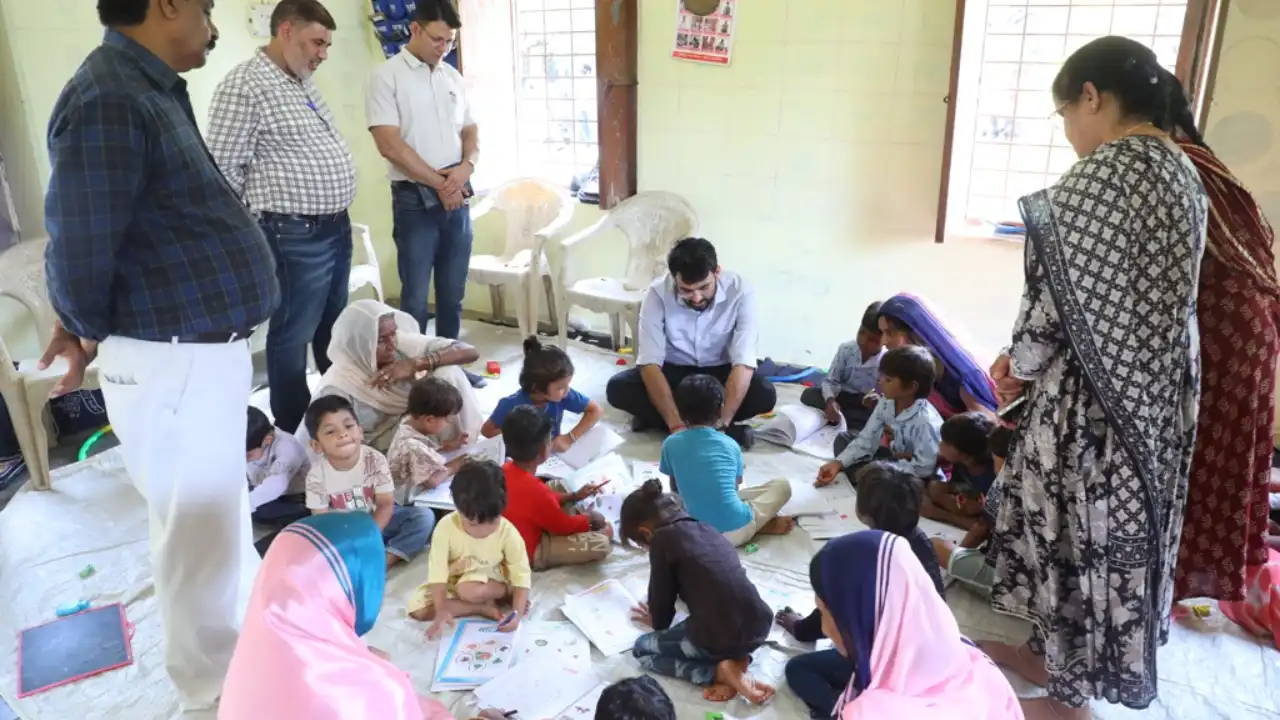 कलेक्टर ने जावी की आंगनवाड़ी में बच्चों के बीच बैठकर परखी शाला पूर्व शिक्षा की गुणवत्ता कलेक्टर ने जावी की आंगनवाड़ी में बच्चों के बीच बैठकर परखी शाला पूर्व शिक्षा की गुणवत्ता