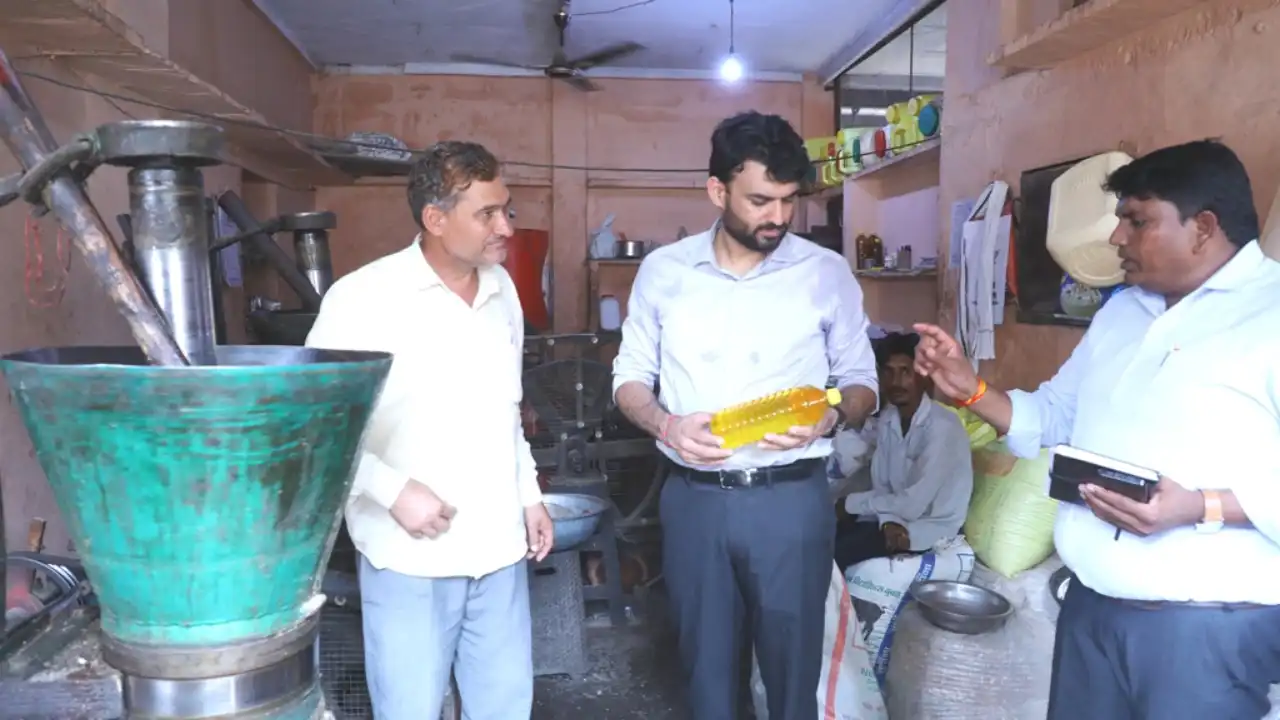कलेक्टर ने जावी में पूजा घाणी एवं लघु उद्योग का किया निरीक्षण कलेक्टर ने जावी में पूजा घाणी एवं लघु उद्योग का किया निरीक्षण