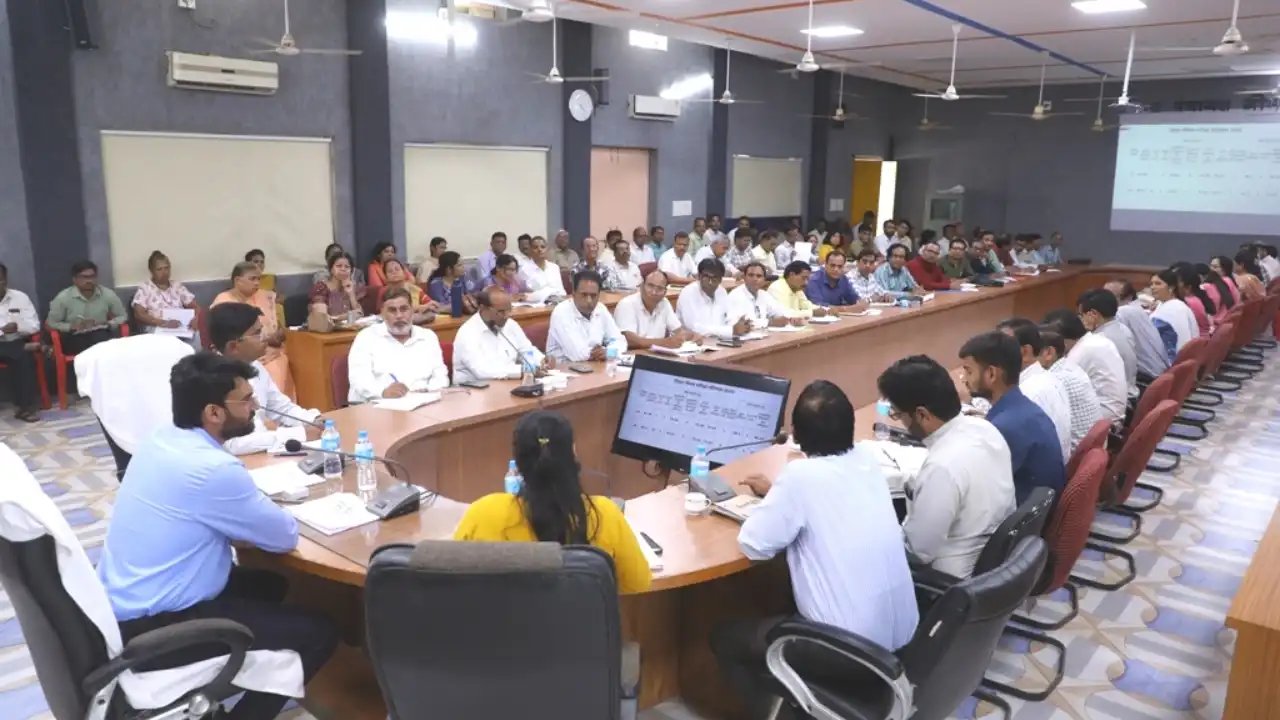कलेक्टर ने प्राचार्यों एवं संकुल प्राचार्यों की समीक्षा बैठक लेकर दिए आवश्यक निर्देश