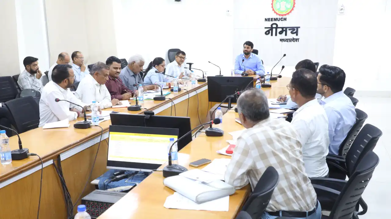 कलेक्टर ने नगरीय निकायों की समीक्षा बैठक में दिए सख्त निर्देश