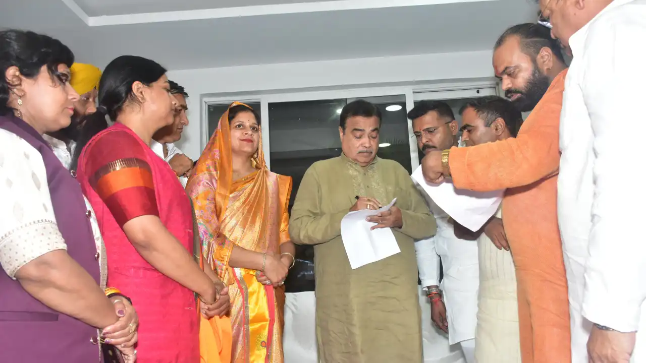 केंद्रीय मंत्री श्री गडकरी का स्थानीय जनप्रतिनिधि एवं प्रशासनिक अधिकारियों ने किया आत्मीय स्वागत 