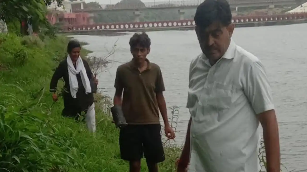 राघव जैन नदी, वृक्ष और पक्षियों के संरक्षण का उठा रहे बीड़ा शिवना नदी अभियान में सहभागिता कर वृक्षारोपण किया