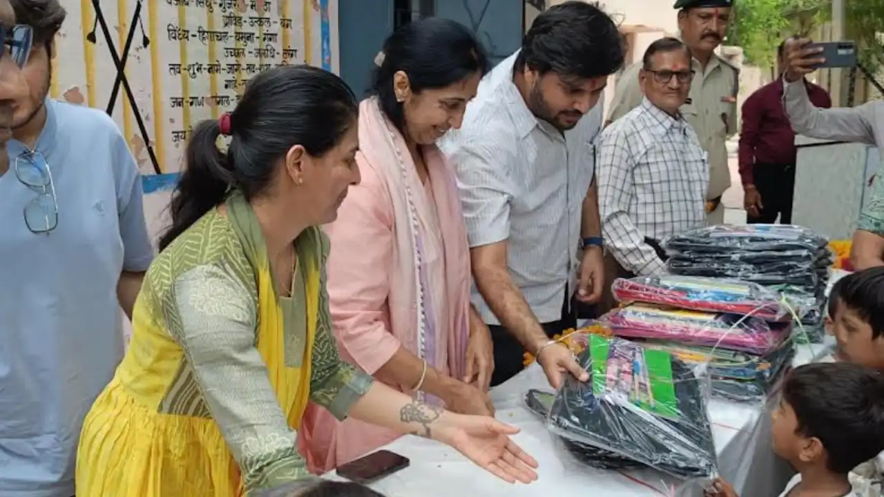 शासकीय प्राथमिक विद्यालय चंबल कॉलोनी मंदसौर में मेघनानी परिवार ने बच्चों को वितरित की स्कूल सामग्री