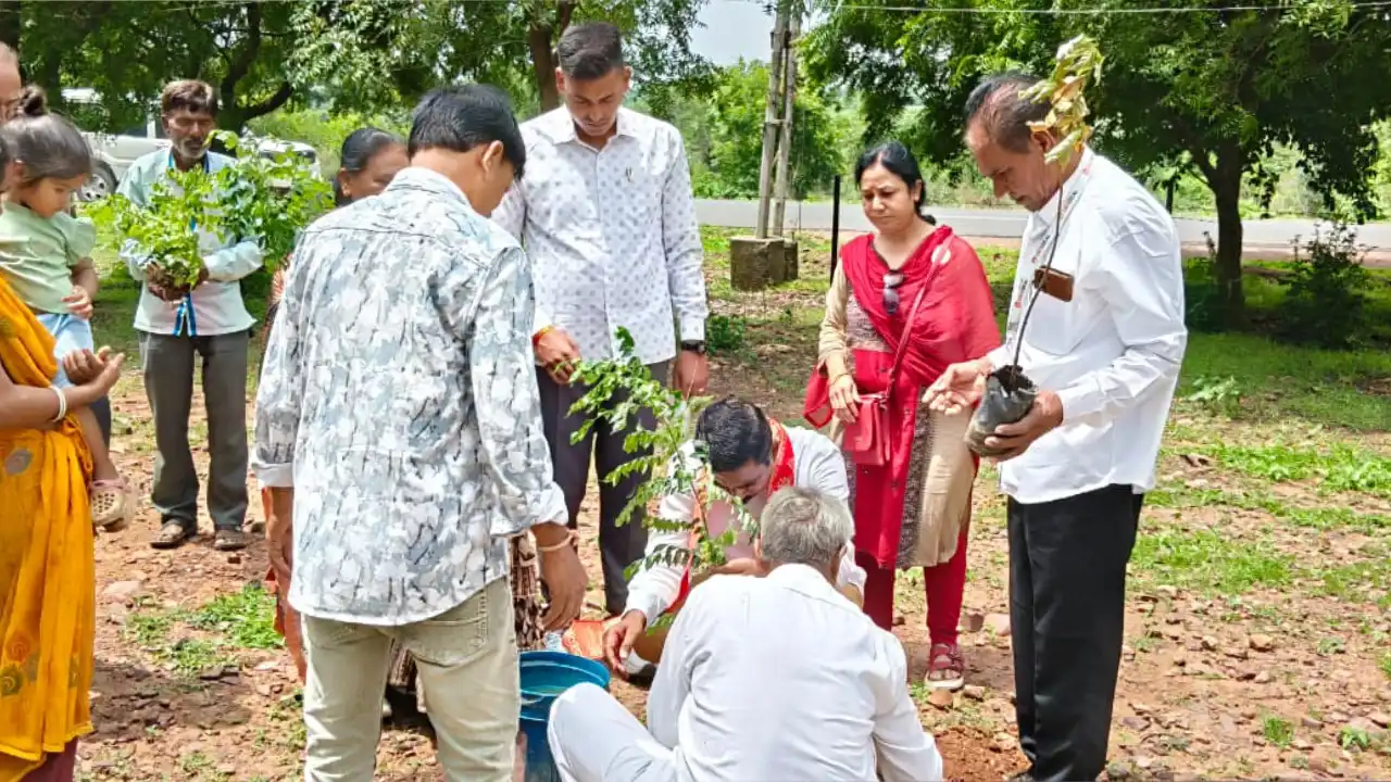 मध्यप्रदेश जन अभियान परिषद के स्थापना दिवस पर वृक्षारोपण, दिलाई गई स्वैच्छिकता शपथ