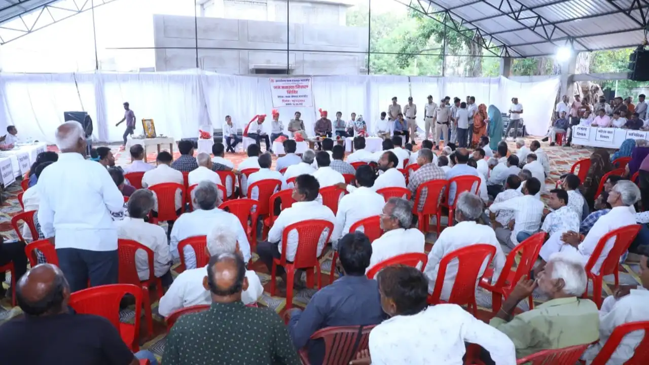 जनसमस्या निवारण शिविर में कलेक्टर ने सुनीं ग्रामीणों की समस्याएं