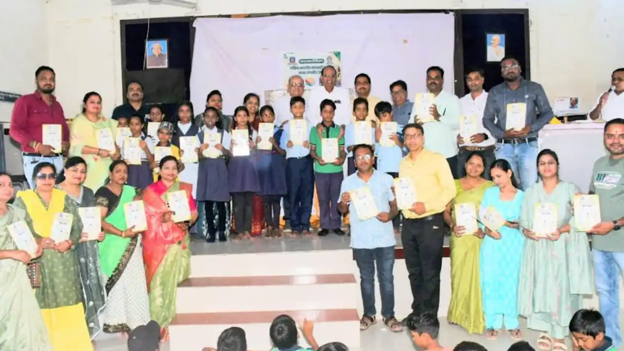 मारवाड़ी मंच द्वारा निःशुल्क पुस्तक वितरण का संकल्प सेवा ,समर्पण एवं सामाजिक उत्तरदायित्व का उत्कृष्ट उदाहरण - श्री सिसोदिया