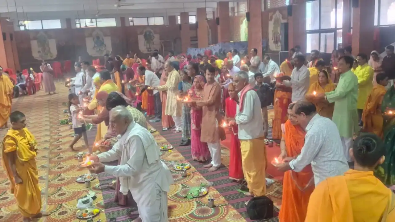 तृतीय श्रावण सोमवार को भगवान श्री पशुपतिनाथ मनोकामना अभिषेक में 71 अभिषेकार्थियों ने किया अभिषेक मंदसौर । तृतीय श्रावण सोमवार को श्री पशुपतिनाथ मंदिर स्थित आराधना भवन में आयोजित मनोकामना अभिषेक में 71 अभिषेकार्थियों ने अभिषेक किया। प्रारंभ में मंच पर प्रतिष्ठित रजत प्रतिमा का पूजन योग गुरू बंशीलाल टांक, सत्यनारायण पाटीदार गुराड़िया देदा, महेशनाथ भाटी, रामप्रसाद रत्नावत शामगढ़, दशरथसिंह चुण्डावत ठि. कुनी जिला प्रतापगढ़ (राज.), मनोहरदास बैरागी रतलाम आदि ने किया। उल्लेखनीय है कि 30 जुलाई से प्रतिदिन प्रातः 8.30 बजे से 10.30 बजे तक अभिषेक होता है जिसमें एक साथ समूह में कई अभिषेकार्थी जोड़ों (दम्पत्ति) सहित अभिषेक में भाग लेते है। अभिषेक पशुपतिनाथ संस्कृत पाठशाला के परम विद्वान आचार्य पूज्य विष्णुप्रसाद ज्ञानी के मार्गदर्शन में वैदिक मत्रों और भगवान शिव का प्रसिद्ध स्त्रोत शिव महिमन्न स्त्रोत के मंत्रों से कराया जाता है। अभिषेक का समापन 27 अगस्त का होगा। पशुपतिनाथ मंदिर प्रबंध समिति ने अधिक से अधिक संख्या में अभिषेक में भाग लेकर भगवान शिव की आराधना का लाभ लेने का आग्रह किया है।