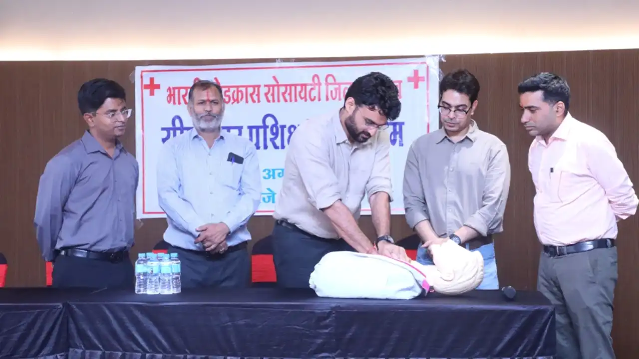 आपात स्थिति में जीवन बचाने के लिए सीपीआर एवं फर्स्ट एड का प्रशिक्षण जरूरी : कलेक्टर हिमांशु चंद्रा