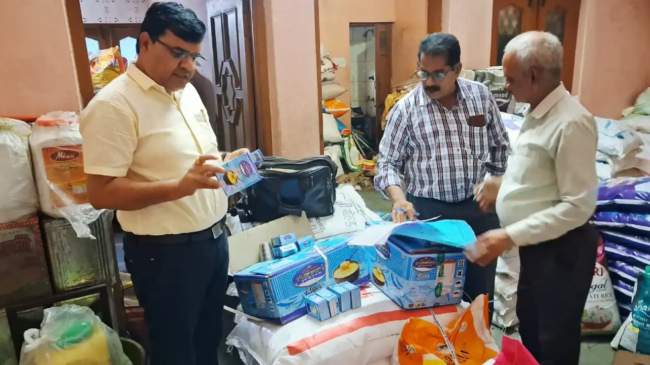 340 रुपये प्रति लीटर बिक रहा था घी,152 लीटर घी का स्टॉक जप्त