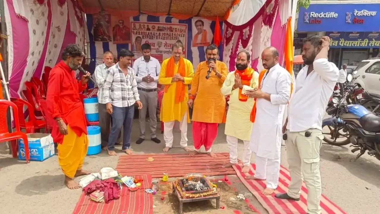 शिवसेना (UBT) का धरना 10वें दिन भी जारी: प्रशासन की सद्बुद्धि के लिए किया यज्ञ, कल होगा जल सत्याग्रह शिवसेना (UBT) का धरना 10वें दिन भी जारी: प्रशासन की सद्बुद्धि के लिए किया यज्ञ, कल होगा जल सत्याग्रह