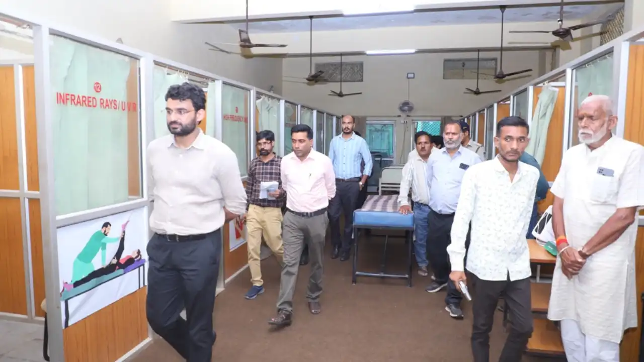 फिजियोथैरेपी सेंटर की व्यवस्थाओं का कलेक्टर ने लिया जायजा