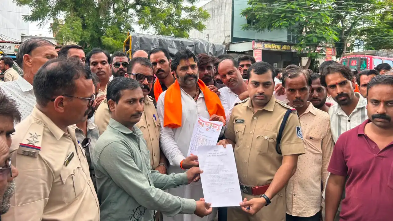 सीतामऊ थाना क्षेत्र से हुई लापता युवतियो  को वापस लाने हेतु शिवसेना न्ठज् मंदसौर का सीतामऊ थाने के बहार जोरदार प्रदर्शन