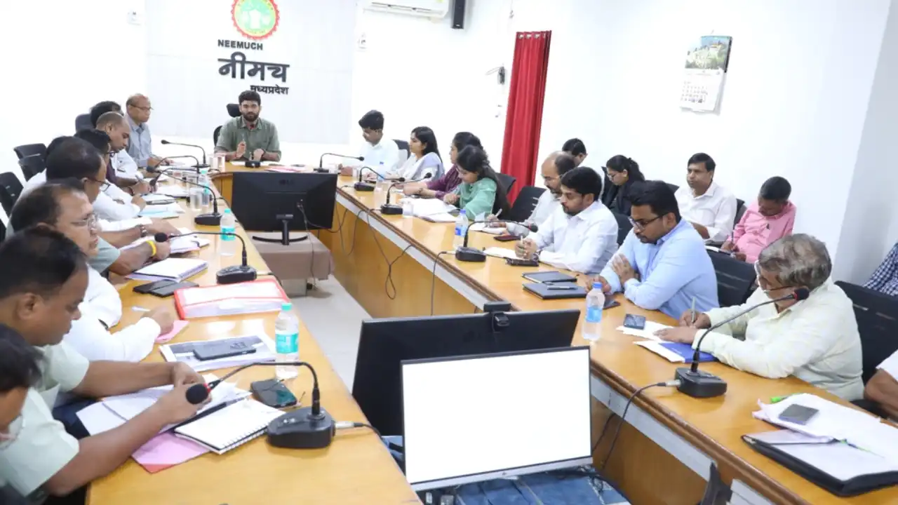 कलेक्टर ने समय-सीमा बैठक में लंबित प्रकरणों के शीघ्र निराकरण के दिए निर्देश