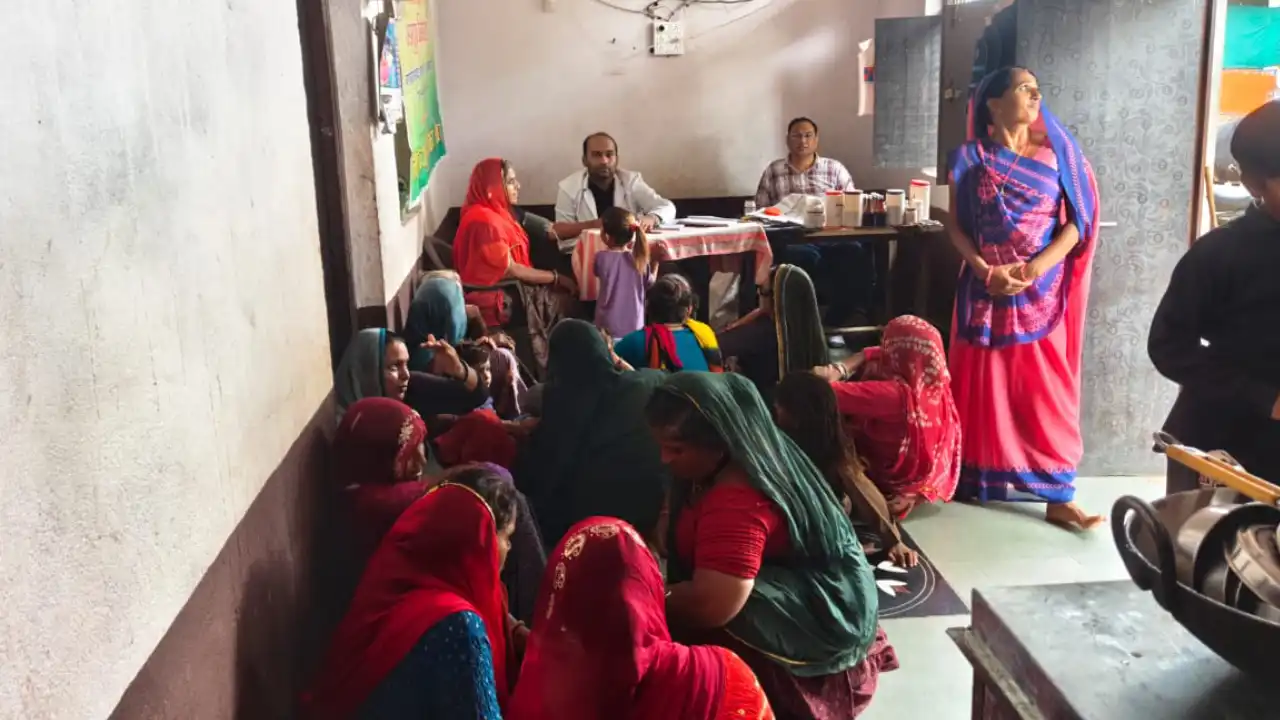निःशुल्क आयुर्वेद चिकित्सा शिविर में 42 मरीजों ने कराया स्वास्थ्य परीक्षण