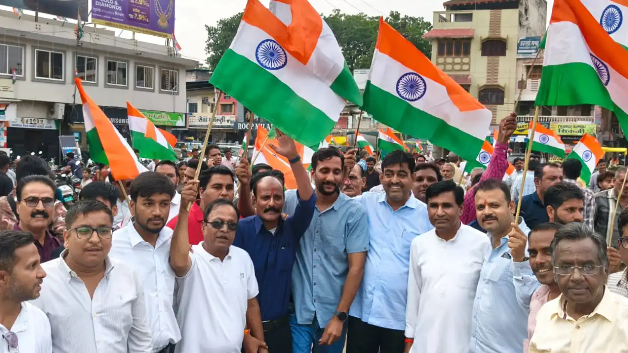 स्वतंत्रता दिवस से पूर्व गांधी चौराहे पर लोकप्रिय विधायक विपिन जैन ने आमजन को 2 हजार तिरंगे बाँटे