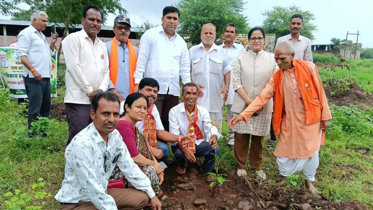 ग्राम कुंचडोद में श्री सांवरिया गौशाला में पौधारोपण हुआ गायों को लापसी का आहार कराया, जनप्रतिनिधि हुए सम्मिलित