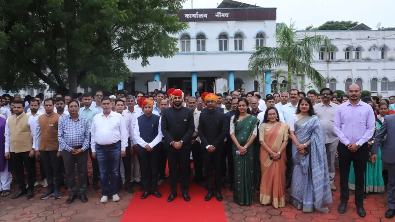 कलेक्टर श्री हिमांशु चंद्रा ने ध्वजारोहण कर ली भव्य परेड की सलामी